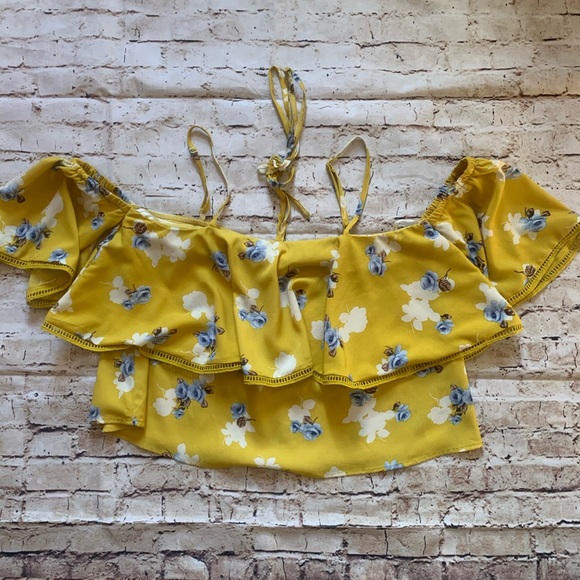 J.O.A. Tops - 🧸5/$25 J.o.a. Halter cold shoulder crop top